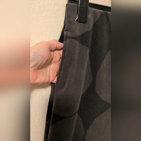 Uniqlo X Marimekko Black and Dark Gray Oversized Dot Skirt - Picture 6 of 7